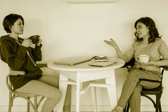 Solidarität mit Opfern häuslicher Gewalt 2 Frauen im Gespräch